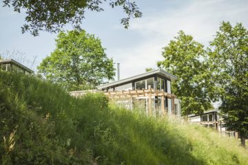 Moderen huis met blauwe lucht en gras