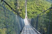 Wandelen over een lange hangbrug