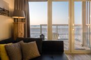 Vanuit de woonkamer in het strandhuisje heb je uitzicht op de zee