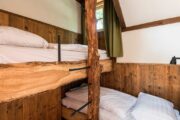 Stapelbed in de boomhut