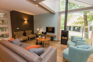 Modern en warm interieur met sfeerhaard