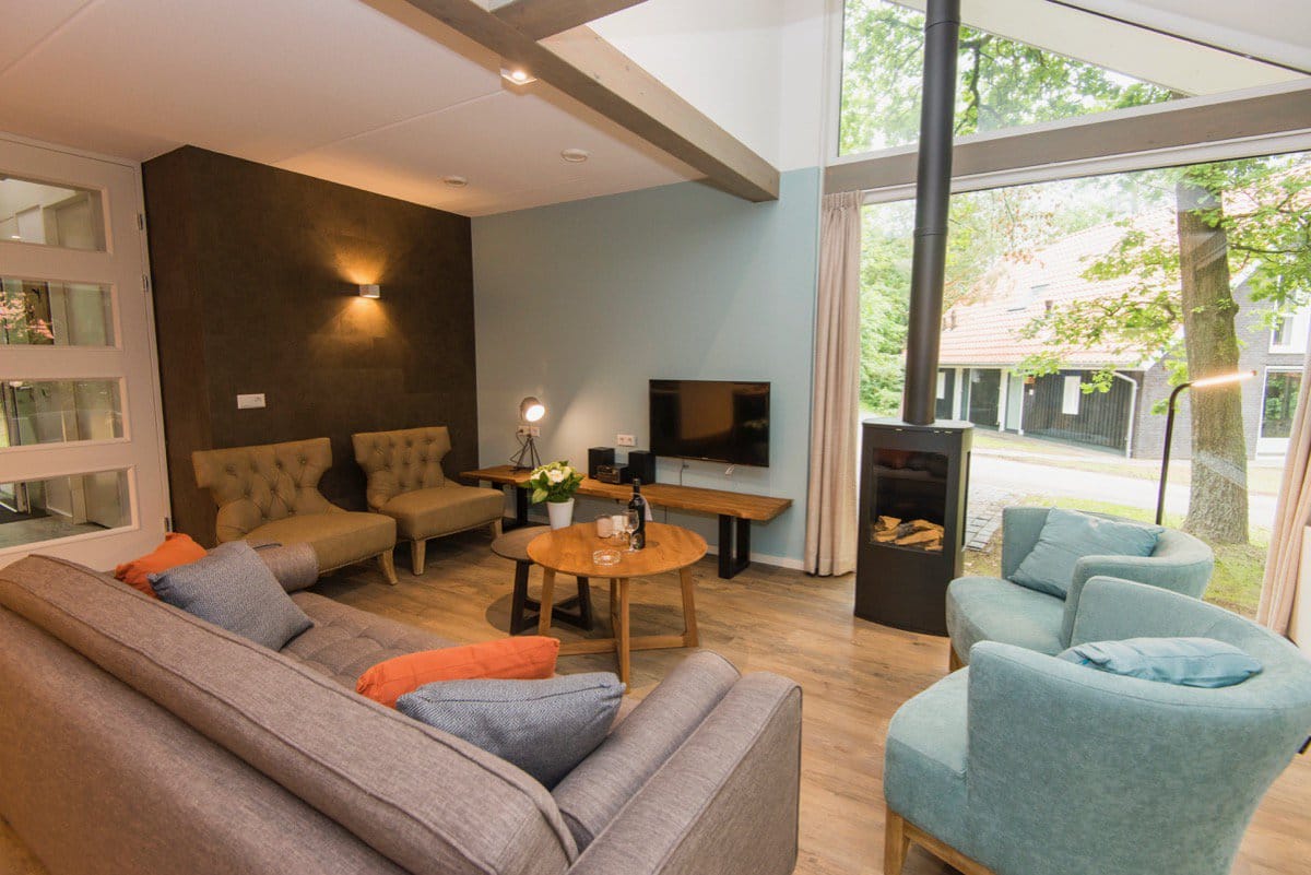 Modern en warm interieur met sfeerhaard