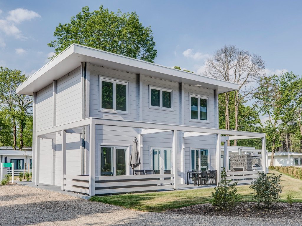 Een modern wit vakantiehuis