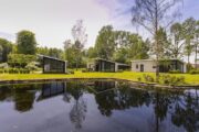 Lodges aan de waterkant in een groene omgeving