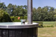 Hot tub met een fles bubbels op de rand