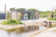 Vakantiehuisje op een park bij de vuurtoren op Ameland