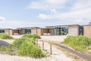 Beach houses op een rij op Ameland