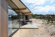 Glazen gevel van het vakantiehuis in Bloemendaal aan zee