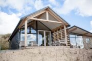 Bijzonder vormgegeven vakantiehuis aan zee, niet ver van Bloemendaal
