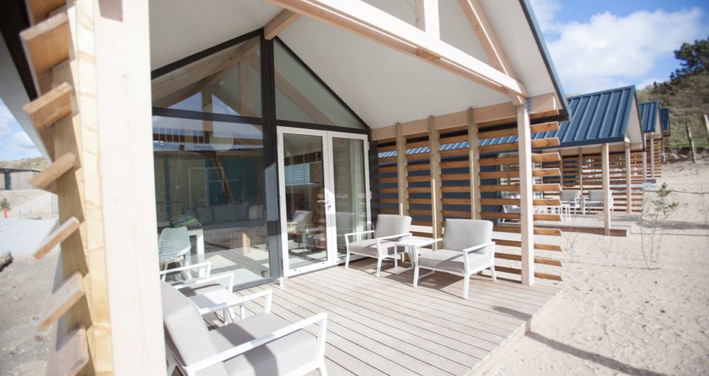 Rijtje met vakantiehuizen met overkapt terras