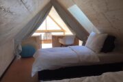 Tweepersoons slaapruimte onder de nok van het tiny house