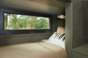 Eenpersoons bed in het tiny house op de Veluwe