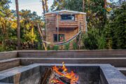 Vuurtje in de tuin bij het tiny house
