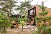 Picknicktafel en hangstoel bij de tiny house