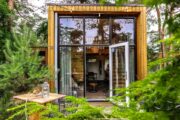 Tiny house met open deur naar het terras