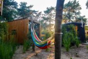 Hangmat in de tuin bij het tiny house op de Veluwe