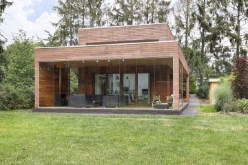 Houten vakantiehuizen met grote gazen serre