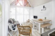 Licht en zonnig interieur van de Beach Lodge