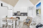 Wit interieur van het tiny house
