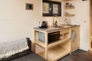 Eenvoudig keukenblok in het tiny house