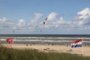 Strand met vliegers