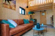 Bruine leren bank in de woonkamer van het tiny house