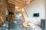 Scandinavisch ingericht tiny house met grijs, hout en beton