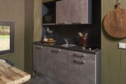 Antraciet kleurige keuken in het tiny house