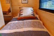 Close up van een eenpersoons bed in het tiny house
