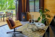 Zithoek met okergele fauteuil in het XL Tiny House