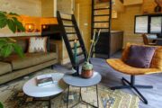 Zithoek in het extra grote tiny house bij de Maasduinen