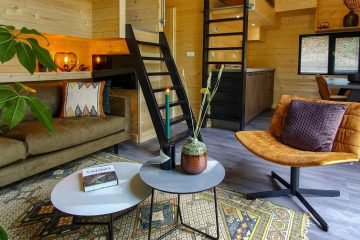 Zithoek in het extra grote tiny house bij de Maasduinen
