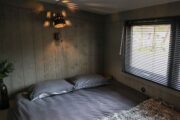 Tweepersoonsbed in de slaapkamer van het tiny house
