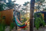 Hangmat in de tuin bij de tiny houses