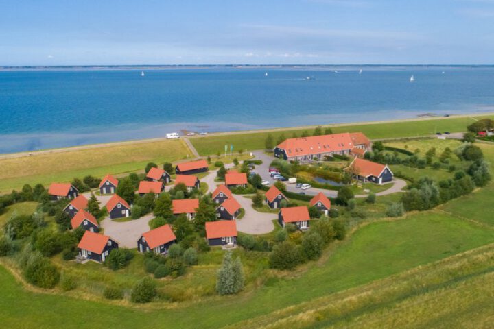Luchtfoto van de vakantiehuizen in Zeeland