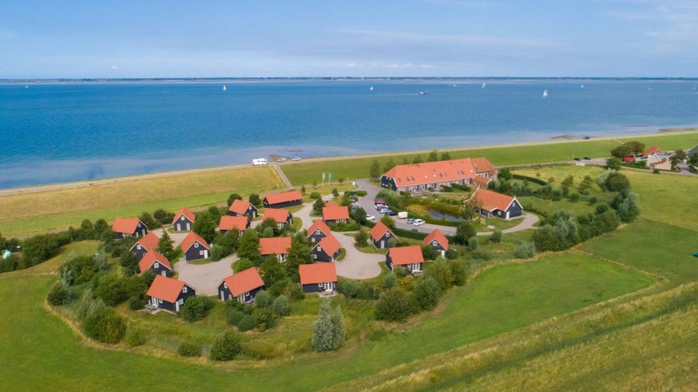 Luchtfoto van de vakantiehuizen in Zeeland