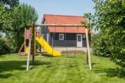 Schommel en glijbaan bij het vakantiehuis op Zeeland