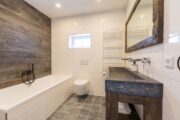 Badkamer met ligbad in de groepsaccommodatie