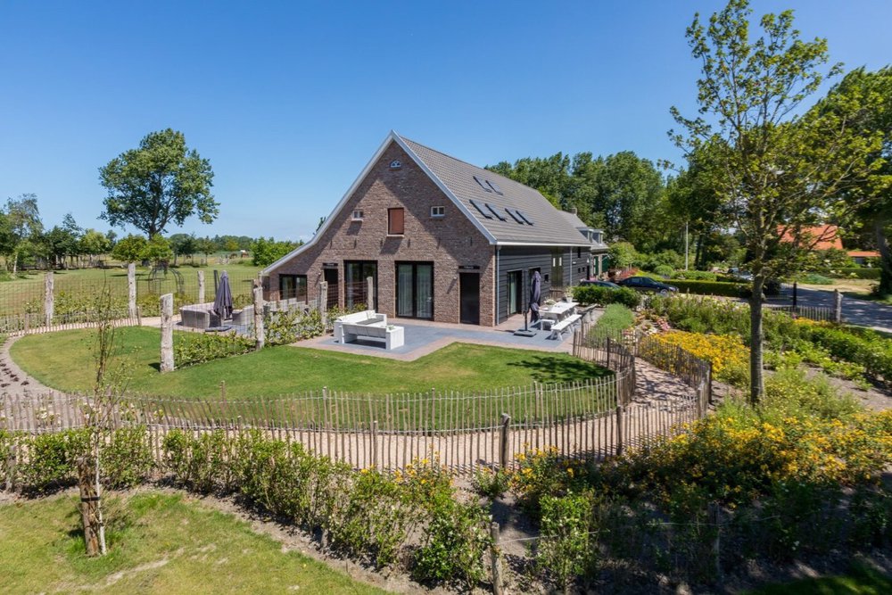 Zijaanzicht van het vakantiehuis voor groepen