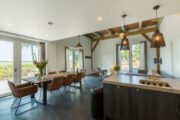 Keuken en eettafel in het grote vakantiehuis