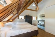 Slaapkamer onder de balken, met eigen badkamer