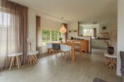 6-persoons eettafel en open keuken