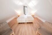 Lichte slaapkamer onder de nok van het vakantiehuis