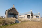Vakantiehuizen op een park in Zeeland, met helmgras voor de deur