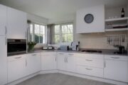 Moderne witte keuken in het vakantiehuis op Texel