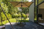 Terras met parasol bij de Suitelodge