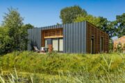 Strakke kubusvormige vakantiehuizen in het Gooi
