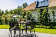 Terras met tuinmeubilair en vakantiehuisje