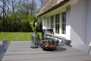 Tuinmeubilair bij het witte vakantiehuisje op Texel