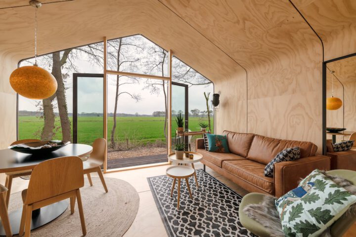 Grote glazen gevel in het vakantiehuis, met een hip interieur in het vakantiehuis